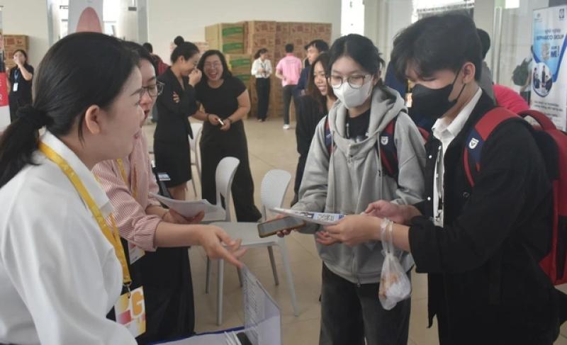 Sinh viên làm việc trái ngành liệu có mức lương tốt? - Ảnh 2.