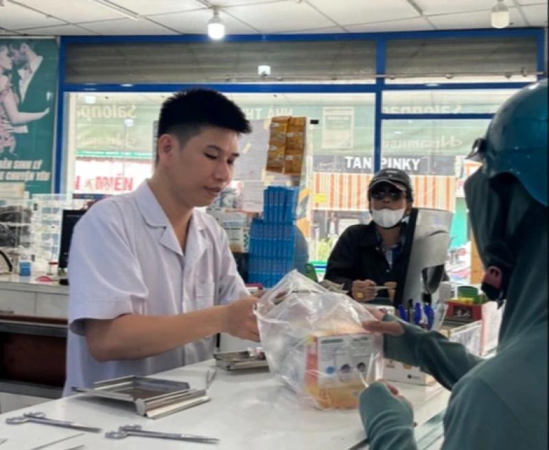 Dịch Covid-19 trở lại, khẩu trang trở thành mặt hàng 'hot' - Ảnh 2.