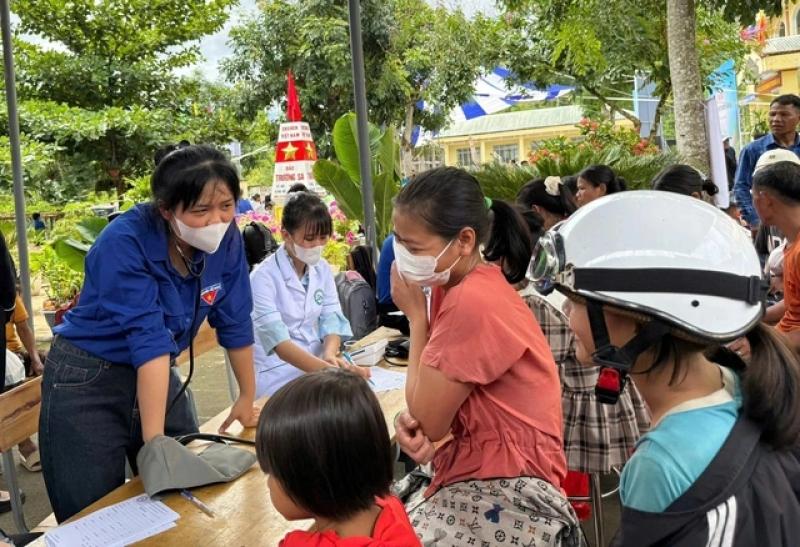 Thanh niên tình nguyện hè 2025 xây dựng đường điện mặt trời tại Kon Tum - Ảnh 1.