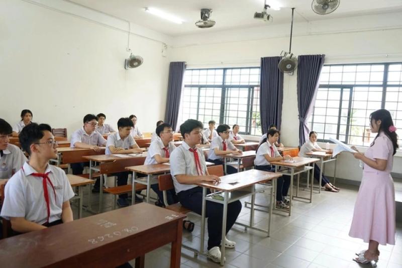 Đà Nẵng công bố điểm thi lớp 10: Môn văn chiếm tỉ lệ điểm đạt cao nhất - Ảnh 1.