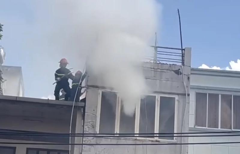 Cháy nhà dân ở Tân Bình, lính cứu hỏa leo mái nhà đập kính chữa cháy- Ảnh 1. Cháy nhà dân ở Tân Bình, lính cứu hỏa leo mái nhà đập kính chữa cháy- Ảnh 1.