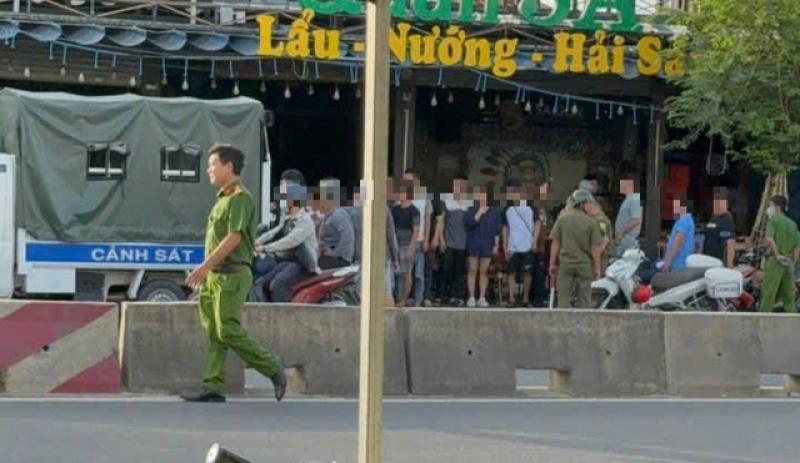 Công an dựng lại hiện trường vụ xô xát trong quán ăn ở Hóc Môn- Ảnh 1.