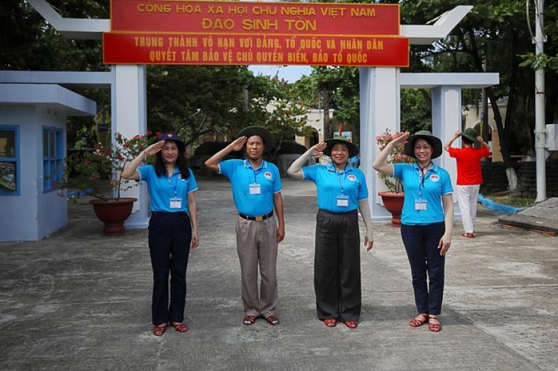 60 kiều bào đến với Trường Sa, Nhà giàn DK1 trên 'Chuyến tàu Đại đoàn kết'- Ảnh 14. 60 kiều bào đến với Trường Sa, Nhà giàn DK1 trên 'Chuyến tàu Đại đoàn kết'- Ảnh 14.