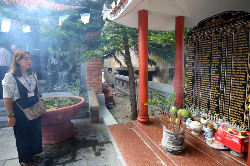 60 kiều bào đến với Trường Sa, Nhà giàn DK1 trên 'Chuyến tàu Đại đoàn kết'- Ảnh 29. 60 kiều bào đến với Trường Sa, Nhà giàn DK1 trên 'Chuyến tàu Đại đoàn kết'- Ảnh 29.