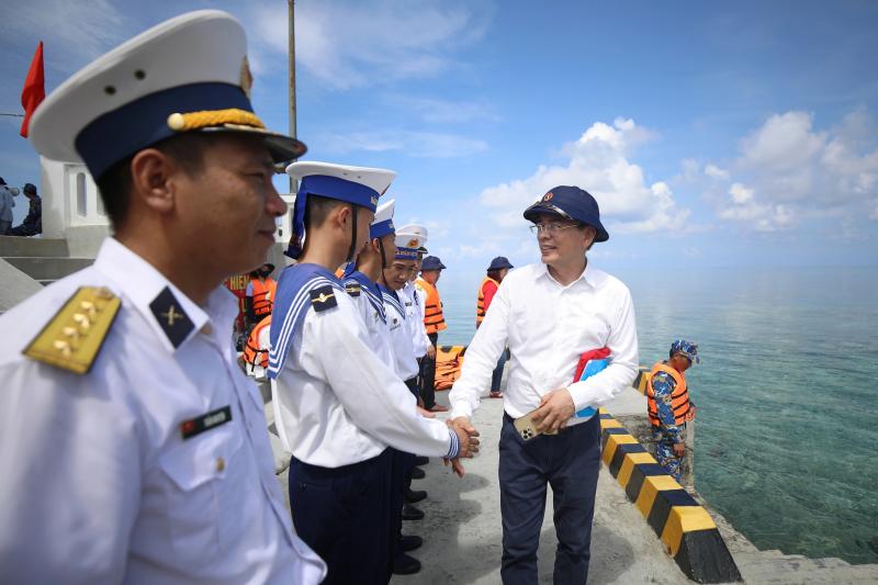 60 kiều bào đến với Trường Sa, Nhà giàn DK1 trên 'Chuyến tàu Đại đoàn kết'- Ảnh 20. 60 kiều bào đến với Trường Sa, Nhà giàn DK1 trên 'Chuyến tàu Đại đoàn kết'- Ảnh 20.