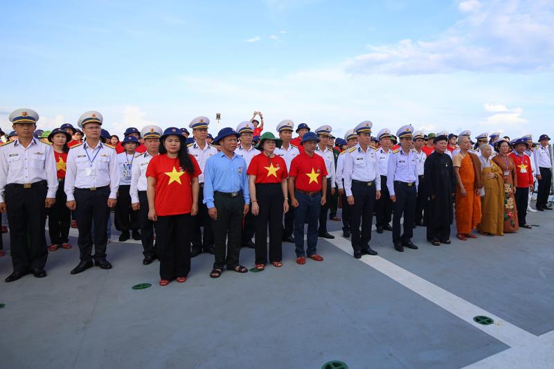 60 kiều bào đến với Trường Sa, Nhà giàn DK1 trên 'Chuyến tàu Đại đoàn kết'- Ảnh 21. 60 kiều bào đến với Trường Sa, Nhà giàn DK1 trên 'Chuyến tàu Đại đoàn kết'- Ảnh 21.