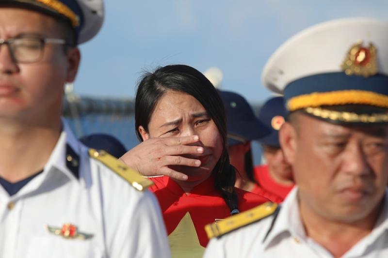 60 kiều bào đến với Trường Sa, Nhà giàn DK1 trên 'Chuyến tàu Đại đoàn kết'- Ảnh 22. 60 kiều bào đến với Trường Sa, Nhà giàn DK1 trên 'Chuyến tàu Đại đoàn kết'- Ảnh 22.