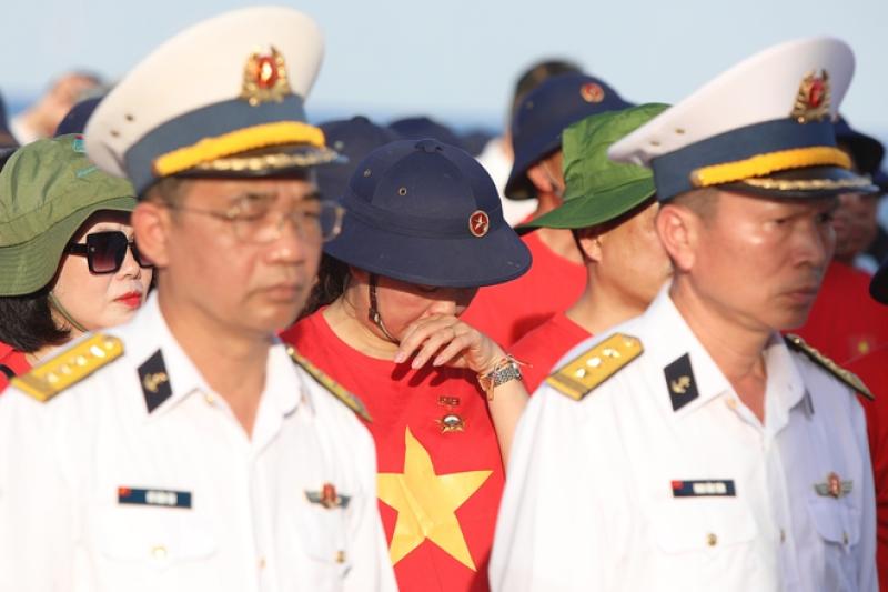 60 kiều bào đến với Trường Sa, Nhà giàn DK1 trên 'Chuyến tàu Đại đoàn kết'- Ảnh 24. 60 kiều bào đến với Trường Sa, Nhà giàn DK1 trên 'Chuyến tàu Đại đoàn kết'- Ảnh 24.