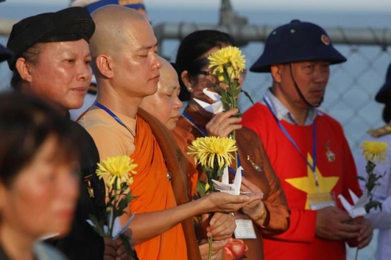 60 kiều bào đến với Trường Sa, Nhà giàn DK1 trên 'Chuyến tàu Đại đoàn kết'- Ảnh 25. 60 kiều bào đến với Trường Sa, Nhà giàn DK1 trên 'Chuyến tàu Đại đoàn kết'- Ảnh 25.