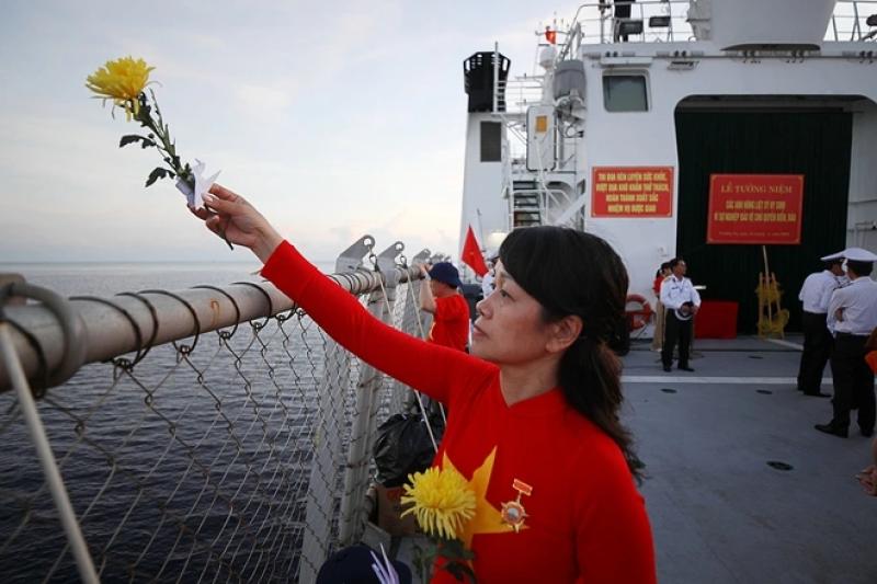 60 kiều bào đến với Trường Sa, Nhà giàn DK1 trên 'Chuyến tàu Đại đoàn kết'- Ảnh 27. 60 kiều bào đến với Trường Sa, Nhà giàn DK1 trên 'Chuyến tàu Đại đoàn kết'- Ảnh 27.