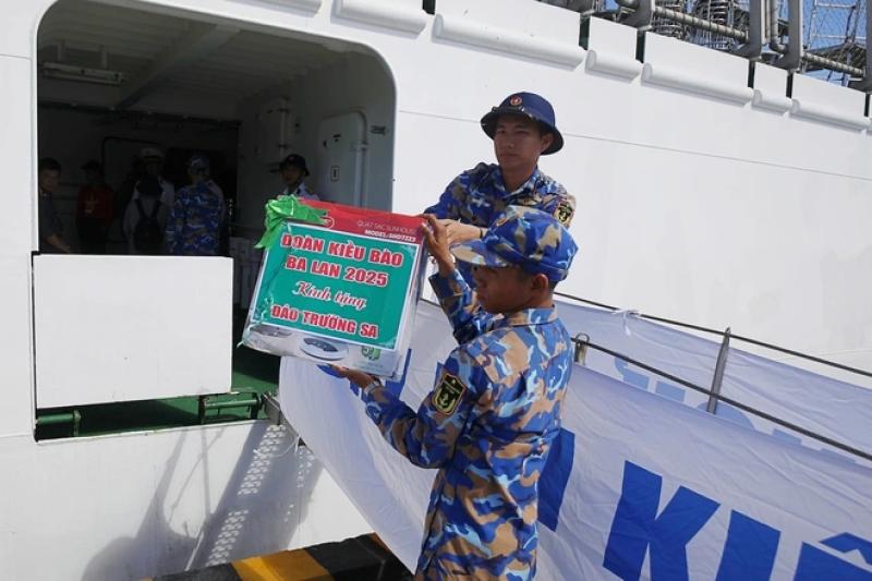 60 kiều bào đến với Trường Sa, Nhà giàn DK1 trên 'Chuyến tàu Đại đoàn kết'- Ảnh 33. 60 kiều bào đến với Trường Sa, Nhà giàn DK1 trên 'Chuyến tàu Đại đoàn kết'- Ảnh 33.