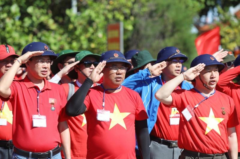 60 kiều bào đến với Trường Sa, Nhà giàn DK1 trên 'Chuyến tàu Đại đoàn kết'- Ảnh 35. 60 kiều bào đến với Trường Sa, Nhà giàn DK1 trên 'Chuyến tàu Đại đoàn kết'- Ảnh 35.
