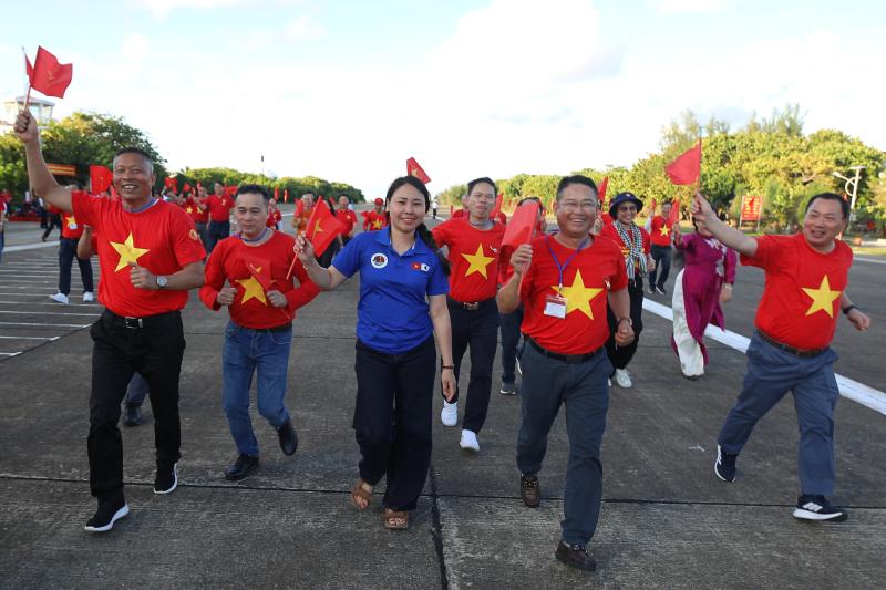 60 kiều bào đến với Trường Sa, Nhà giàn DK1 trên 'Chuyến tàu Đại đoàn kết'- Ảnh 36. 60 kiều bào đến với Trường Sa, Nhà giàn DK1 trên 'Chuyến tàu Đại đoàn kết'- Ảnh 36.