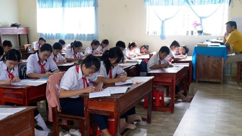 457 học sinh theo cha mẹ về Cà Mau học sau hợp nhất - Ảnh 1.