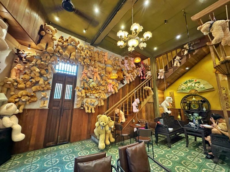 Chi nửa tỉ trang trí gấu bông độc lạ, quán cà phê TP.HCM thành điểm check-in 'hot' - Ảnh 3.