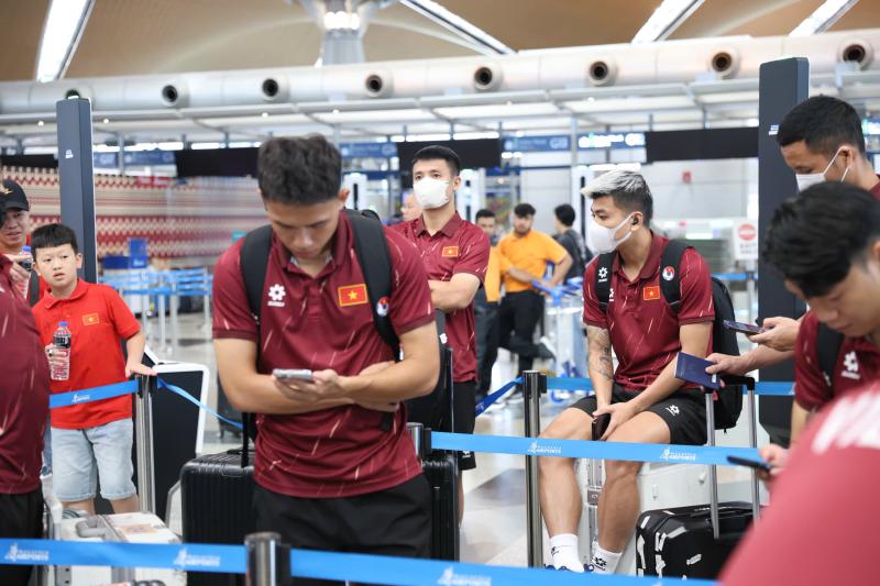 Đội tuyển Việt Nam trầm lắng về nước sau nỗi buồn thất bại, HLV Kim Sang-sik vỗ về học trò- Ảnh 6.