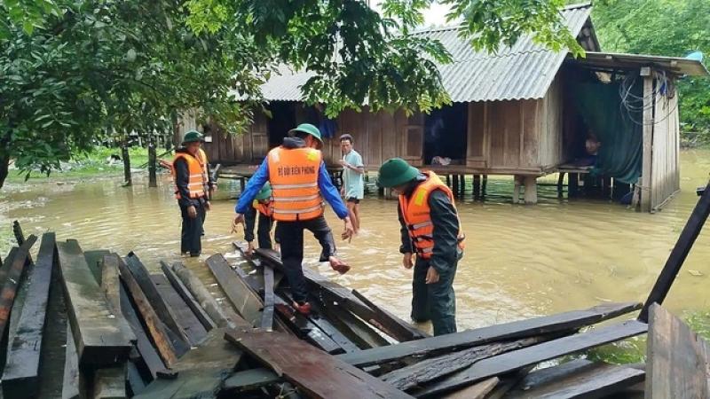 Quảng Bình di dời khẩn cấp 10 hộ dân do mưa lũ gây cô lập - Ảnh 1.