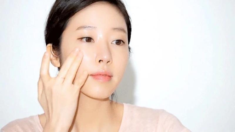 Cách bôi kem chống nắng chuẩn chuyên gia bảo vệ da tối ưu, không bóng nhờn - Ảnh 1.