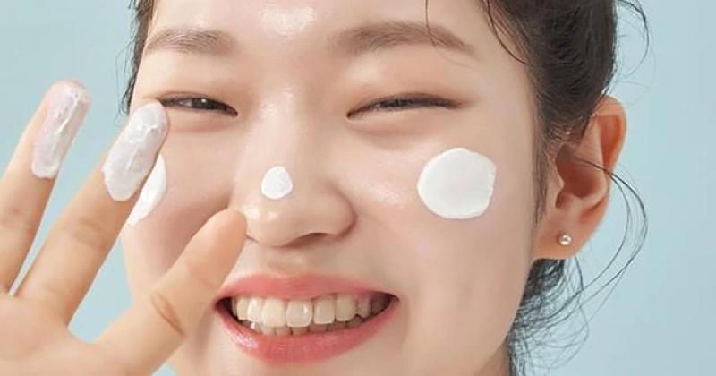 Cách bôi kem chống nắng chuẩn chuyên gia bảo vệ da tối ưu, không bóng nhờn - Ảnh 6.