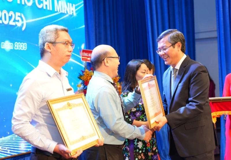 Thứ trưởng Bộ GD-ĐT Nguyễn Văn Phúc dự kỷ niệm 35 năm thành lập trường cũ - Ảnh 1.