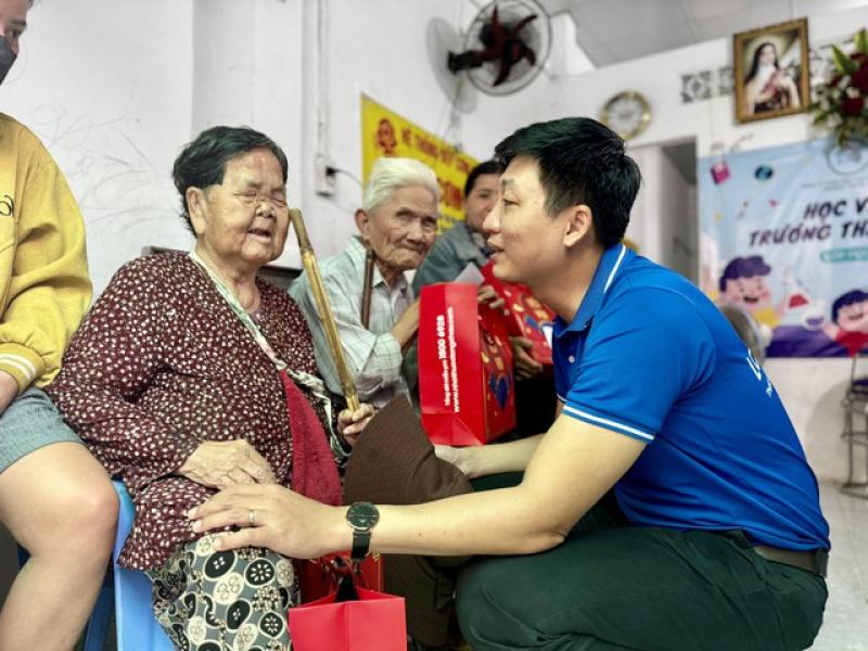 Những người ở xóm vé số bất ngờ nhận quà từ người lạ: Rưng rưng xúc động - Ảnh 2.