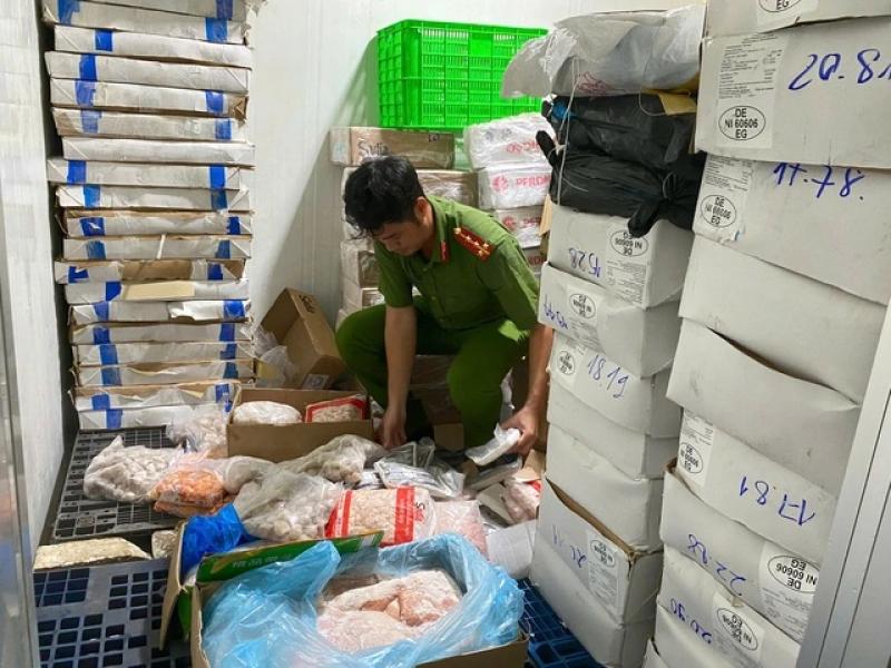 TP.HCM: Phát hiện hơn 68 tấn nội tạng, thịt động vật không rõ nguồn gốc- Ảnh 4. TP.HCM: Phát hiện hơn 68 tấn nội tạng, thịt động vật không rõ nguồn gốc- Ảnh 4.