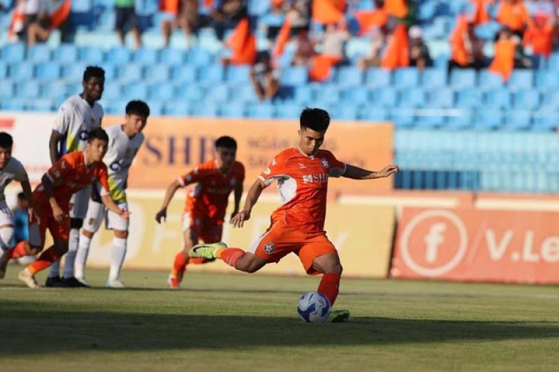 Đua trụ hạng V-League kịch tính hơn phim: Đà Nẵng đá play-off với Bình Phước, Quảng Nam thoát hiểm- Ảnh 2.