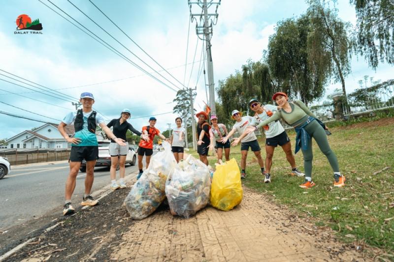 Tưởng chỉ chạy bộ, nhóm runner bất ngờ lôi về gần 50 kg rác từ trong rừng- Ảnh 5. Tưởng chỉ chạy bộ, nhóm runner bất ngờ lôi về gần 50 kg rác từ trong rừng- Ảnh 5.