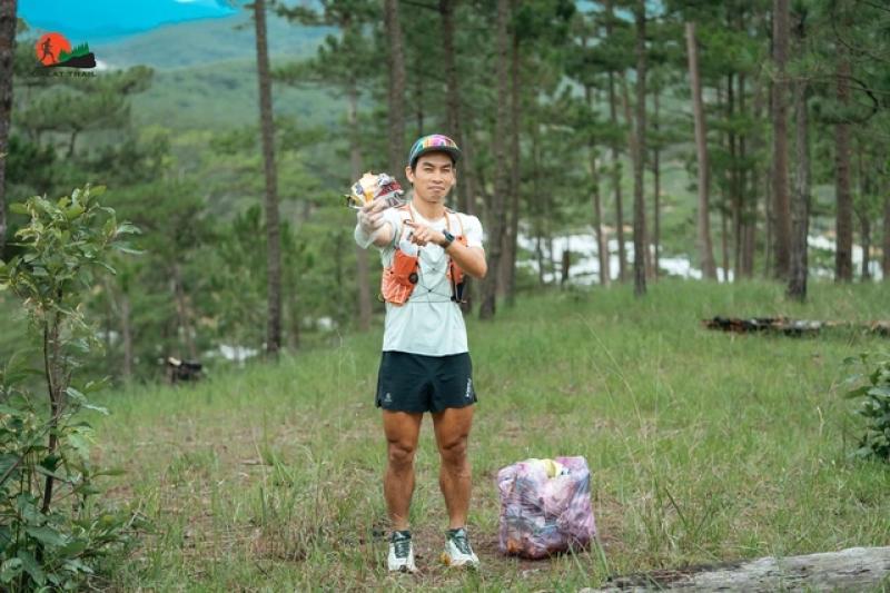 Tưởng chỉ chạy bộ, nhóm runner bất ngờ lôi về gần 50 kg rác từ trong rừng- Ảnh 1. Tưởng chỉ chạy bộ, nhóm runner bất ngờ lôi về gần 50 kg rác từ trong rừng- Ảnh 1.