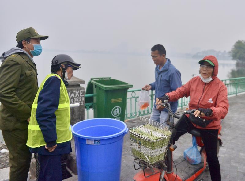 Cá chép vừa phóng sinh xuống hồ Tây đã... ngửa bụng ngày ông Công, ông Táo- Ảnh 1. Cá chép vừa phóng sinh xuống hồ Tây đã... ngửa bụng ngày ông Công, ông Táo- Ảnh 1.