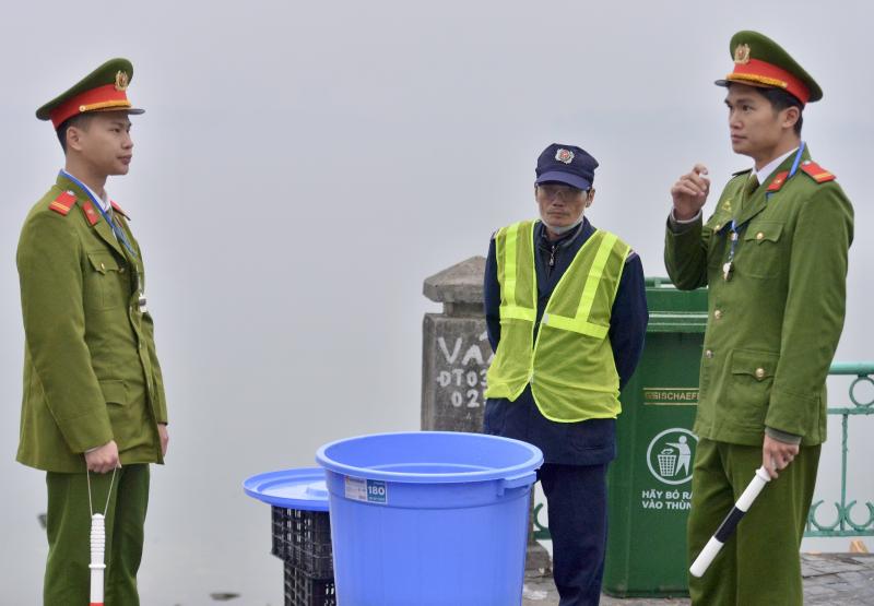 Cá chép vừa phóng sinh xuống hồ Tây đã... ngửa bụng ngày ông Công, ông Táo- Ảnh 5. Cá chép vừa phóng sinh xuống hồ Tây đã... ngửa bụng ngày ông Công, ông Táo- Ảnh 5.