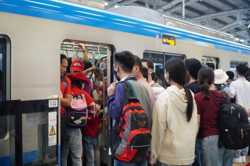 'Mẹo' hay đi xem diễu binh bằng metro - Ảnh 3.