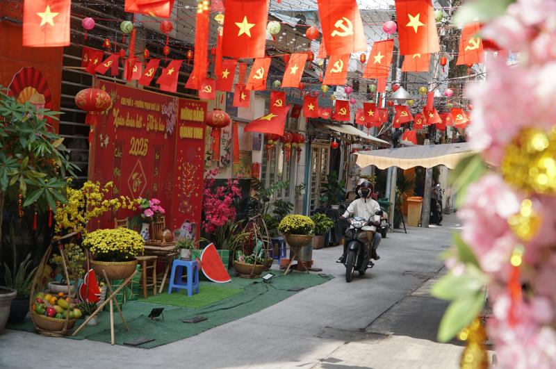 Hàng loạt hẻm TP.HCM ‘lột xác’ khoác áo mới rực rỡ đón tết- Ảnh 8. Hàng loạt hẻm TP.HCM ‘lột xác’ khoác áo mới rực rỡ đón tết- Ảnh 8.
