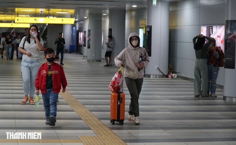 Nườm nượp người kéo va li lên metro số 1 về quê ăn tết- Ảnh 2. Nườm nượp người kéo va li lên metro số 1 về quê ăn tết- Ảnh 2.