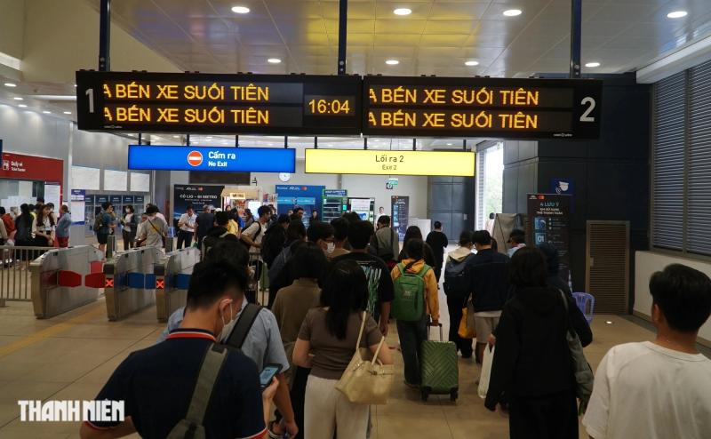 Nườm nượp người kéo va li lên metro số 1 về quê ăn tết- Ảnh 7. Nườm nượp người kéo va li lên metro số 1 về quê ăn tết- Ảnh 7.