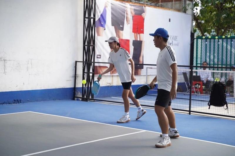 Pickleball: Môn thể thao mới đang 'đốn tim' phái đẹp vì lý do không ngờ - Ảnh 1.