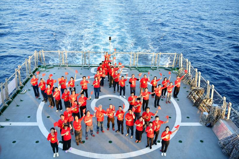 60 kiều bào đến với Trường Sa, Nhà giàn DK1 trên 'Chuyến tàu Đại đoàn kết'- Ảnh 1. 60 kiều bào đến với Trường Sa, Nhà giàn DK1 trên 'Chuyến tàu Đại đoàn kết'- Ảnh 1.