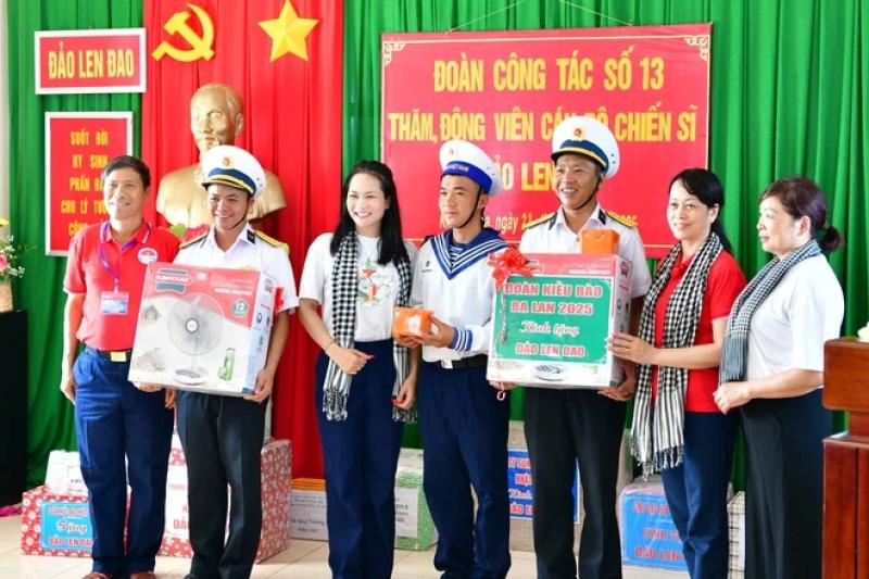 60 kiều bào đến với Trường Sa, Nhà giàn DK1 trên 'Chuyến tàu Đại đoàn kết'- Ảnh 32. 60 kiều bào đến với Trường Sa, Nhà giàn DK1 trên 'Chuyến tàu Đại đoàn kết'- Ảnh 32.