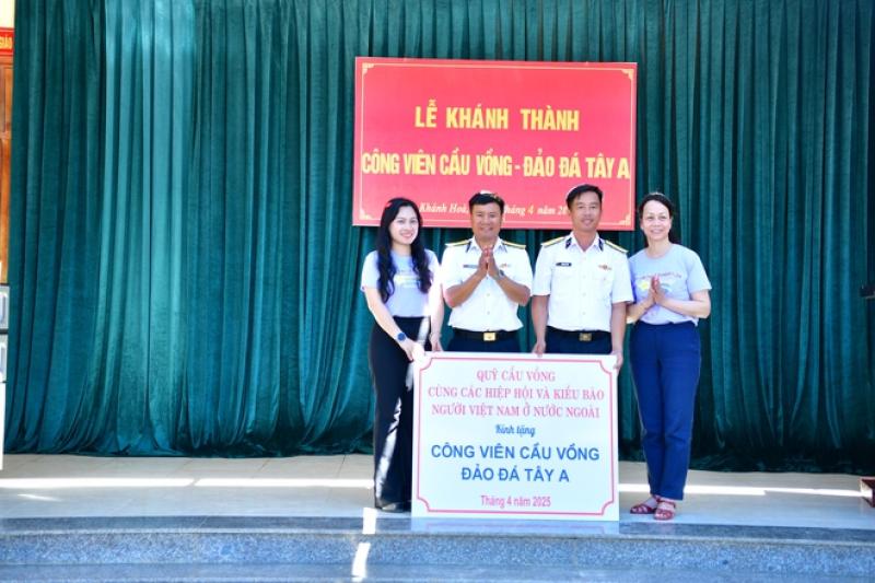 60 kiều bào đến với Trường Sa, Nhà giàn DK1 trên 'Chuyến tàu Đại đoàn kết'- Ảnh 30. 60 kiều bào đến với Trường Sa, Nhà giàn DK1 trên 'Chuyến tàu Đại đoàn kết'- Ảnh 30.