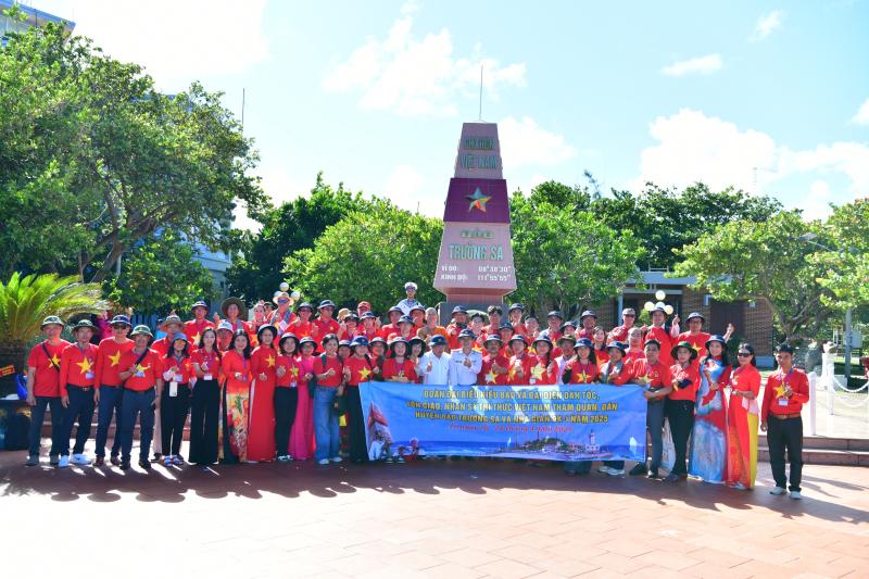 60 kiều bào đến với Trường Sa, Nhà giàn DK1 trên 'Chuyến tàu Đại đoàn kết'- Ảnh 37. 60 kiều bào đến với Trường Sa, Nhà giàn DK1 trên 'Chuyến tàu Đại đoàn kết'- Ảnh 37.