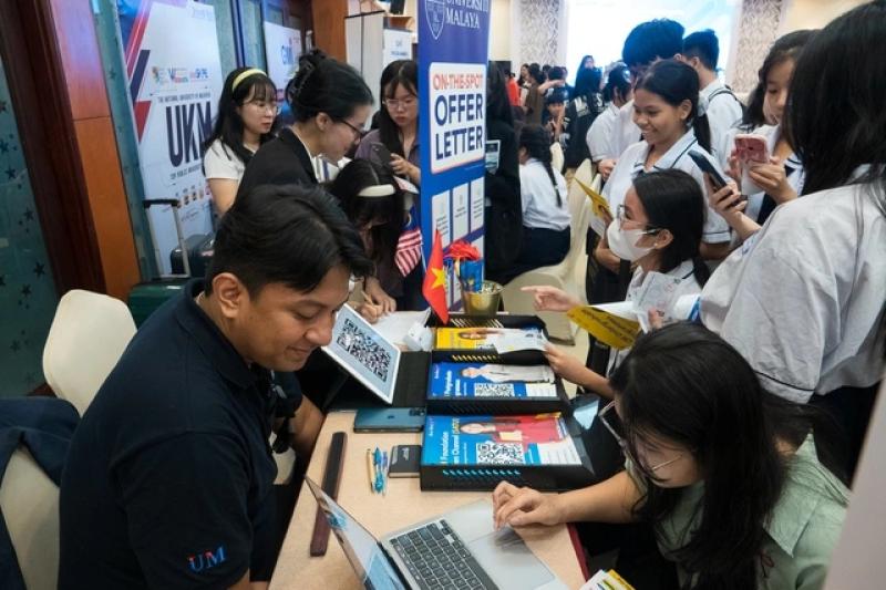 Thêm một nước cho phép du học sinh Việt ở lại làm việc sau tốt nghiệp - Ảnh 1.