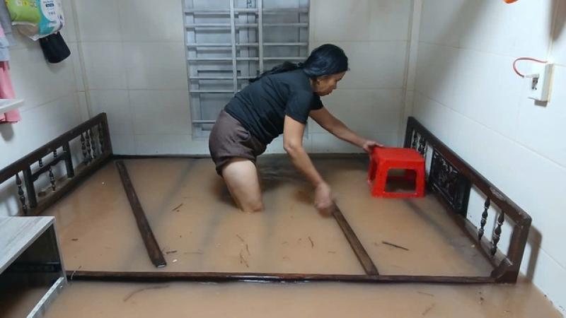 Sau bão số 1, cán bộ, chiến sĩ Quảng Trị giúp người dân khắc phục hậu quả - Ảnh 7.