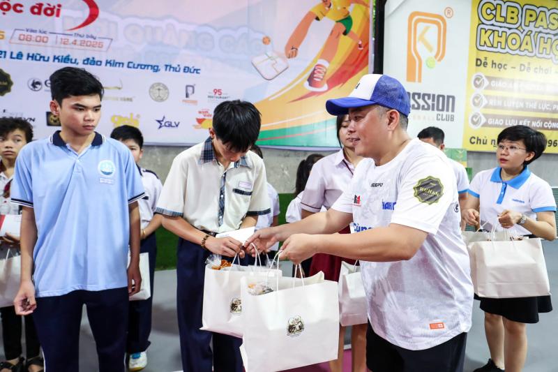 Trao 110 triệu đồng tại giải pickleball 'Cùng con đi tiếp cuộc đời'- Ảnh 6. Trao 110 triệu đồng tại giải pickleball 'Cùng con đi tiếp cuộc đời'- Ảnh 6.
