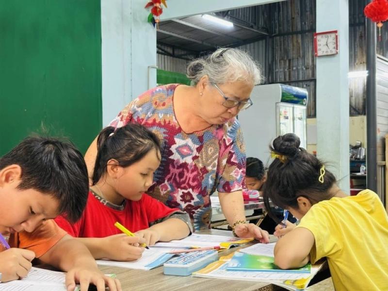 Lớp học tình thương ở Bình Trưng Đông, chuyện phi thường của ngoại Thủy- Ảnh 1.