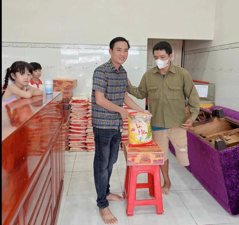 Người bán vé số xúc động khi nhận quà từ chàng trai trúng độc đắc ở Bình Phước - Ảnh 2.