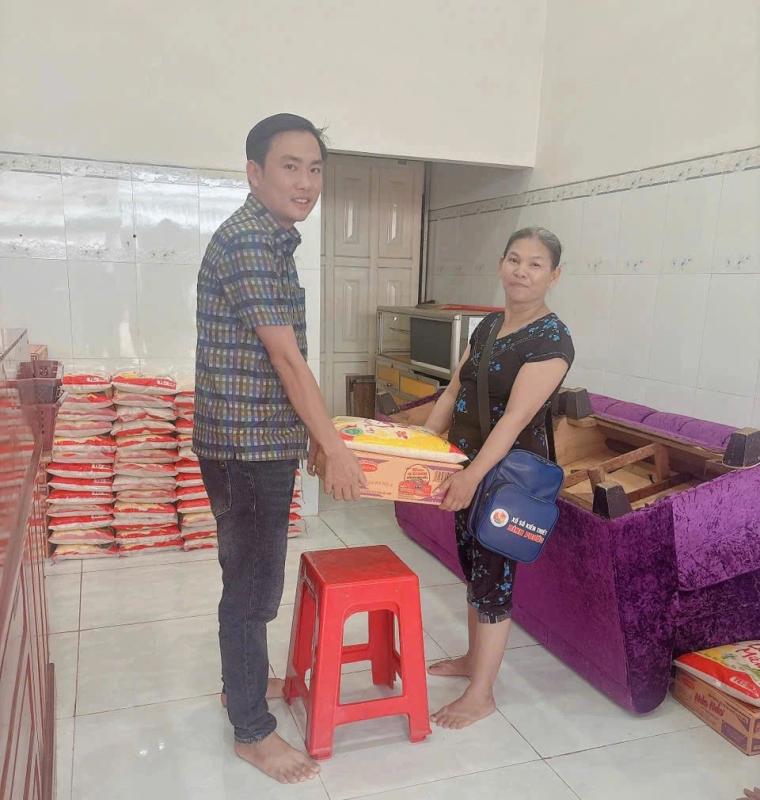 Người bán vé số xúc động khi nhận quà từ chàng trai trúng độc đắc ở Bình Phước - Ảnh 1.