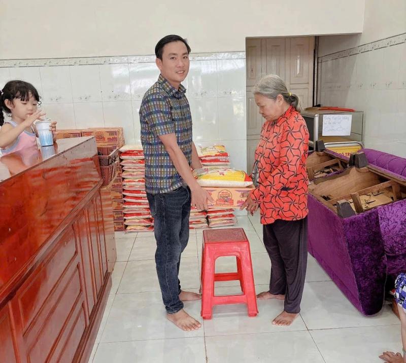 Người bán vé số xúc động khi nhận quà từ chàng trai trúng độc đắc ở Bình Phước - Ảnh 3.