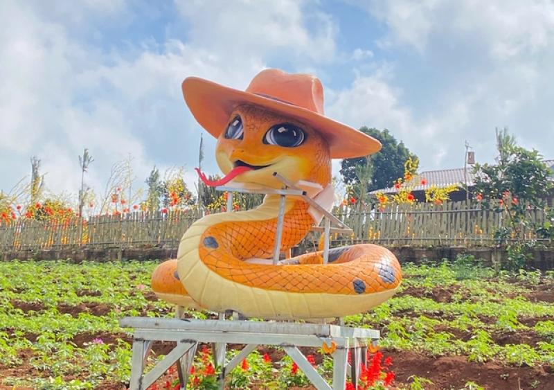 Linh vật rắn đã xuất hiện ở nơi luôn có tạo hình ấn tượng nhất cả nước dịp Tết- Ảnh 1.