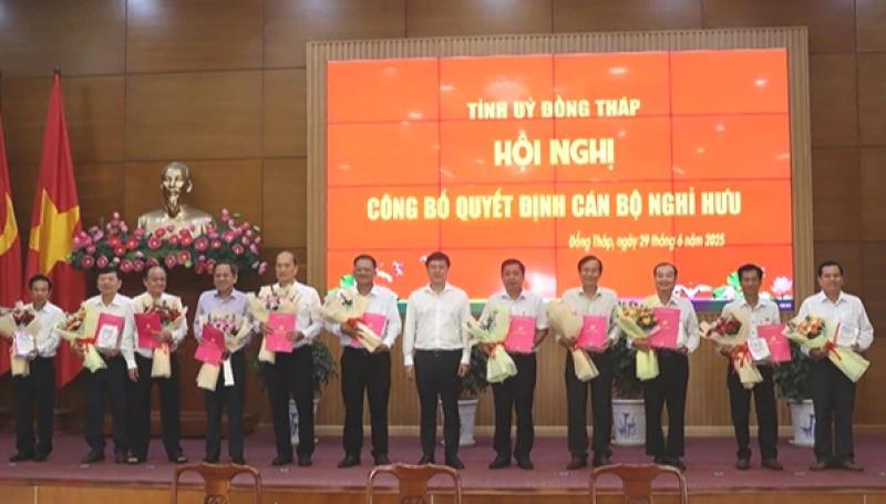 Ban giám đốc Sở GD-ĐT tỉnh Đồng Tháp và hơn 30 cán bộ tỉnh về hưu - Ảnh 1.