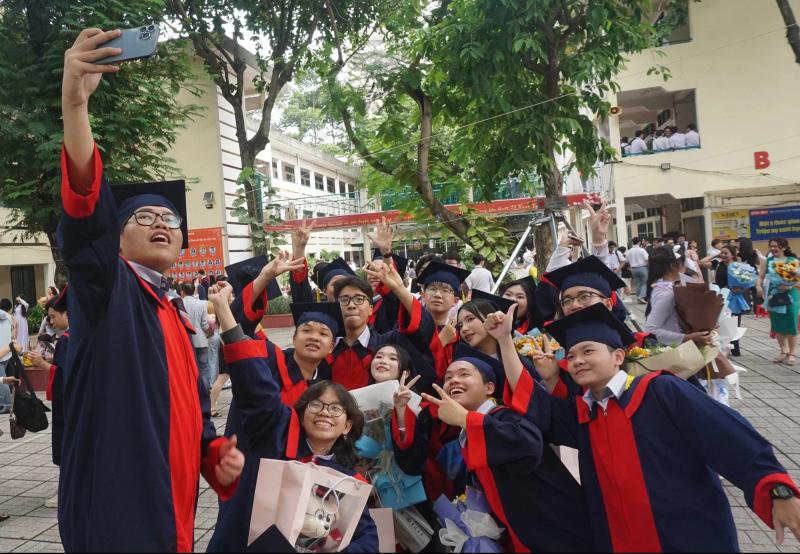 Hiệu trưởng gửi lời chia tay học sinh trước khi rời "Trạm thanh xuân" - Ảnh 1.